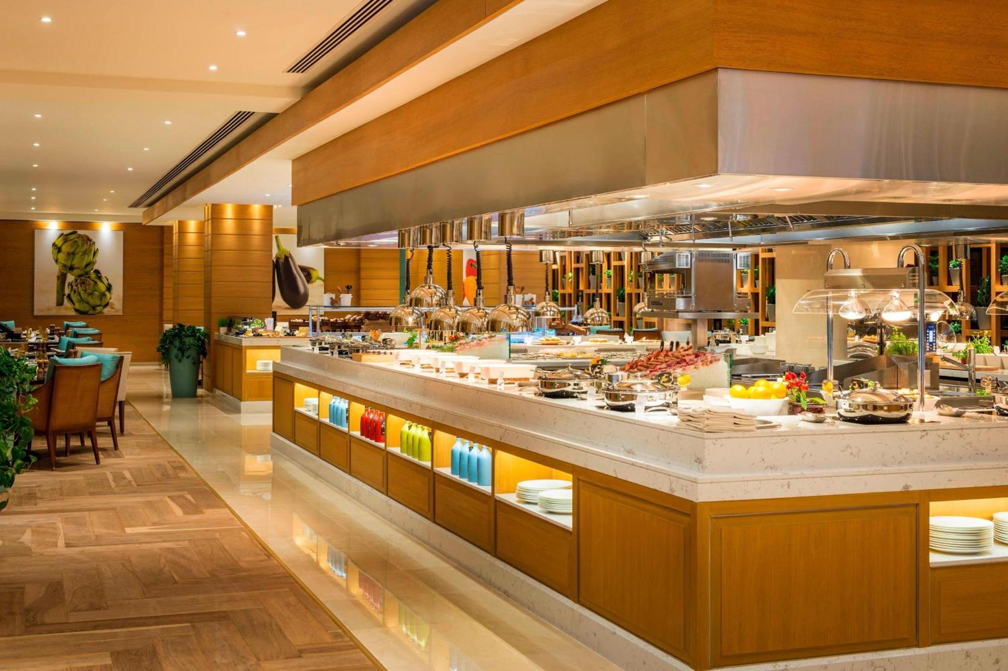 กรอสเวอเนอร์ เฮาส์ อะ ลักชัวรี คอลเลคชั่น โฮเต็ล ดูไบ Hotel ภายนอก รูปภาพ The buffet at the hotel