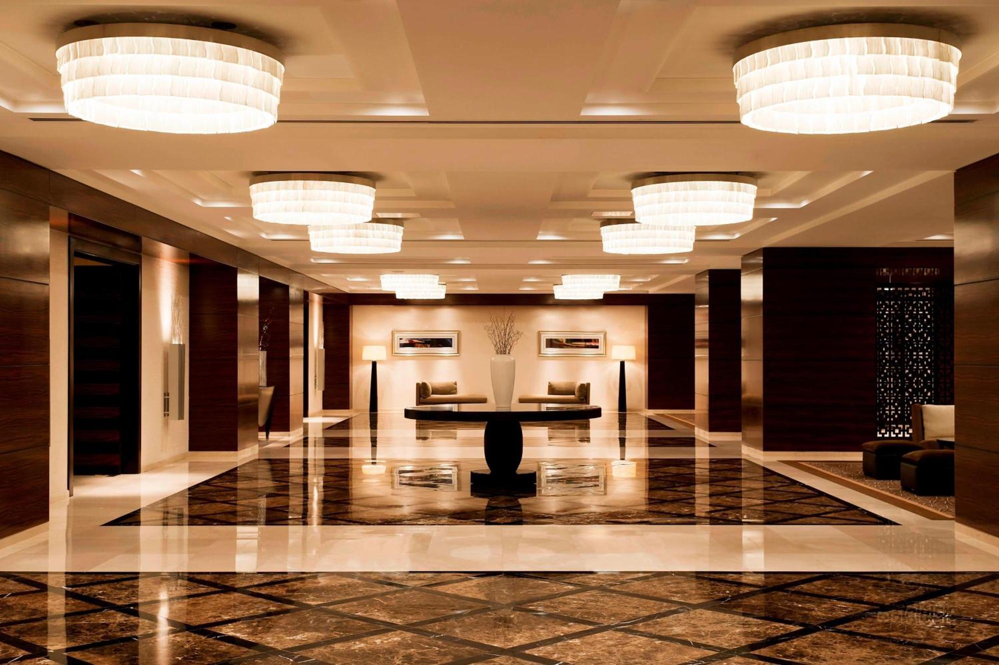 กรอสเวอเนอร์ เฮาส์ อะ ลักชัวรี คอลเลคชั่น โฮเต็ล ดูไบ Hotel ภายนอก รูปภาพ The lobby of the hotel