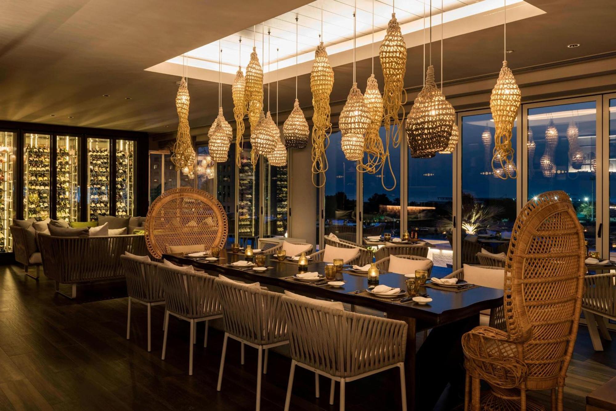 กรอสเวอเนอร์ เฮาส์ อะ ลักชัวรี คอลเลคชั่น โฮเต็ล ดูไบ Hotel ภายนอก รูปภาพ The interior of the restaurant