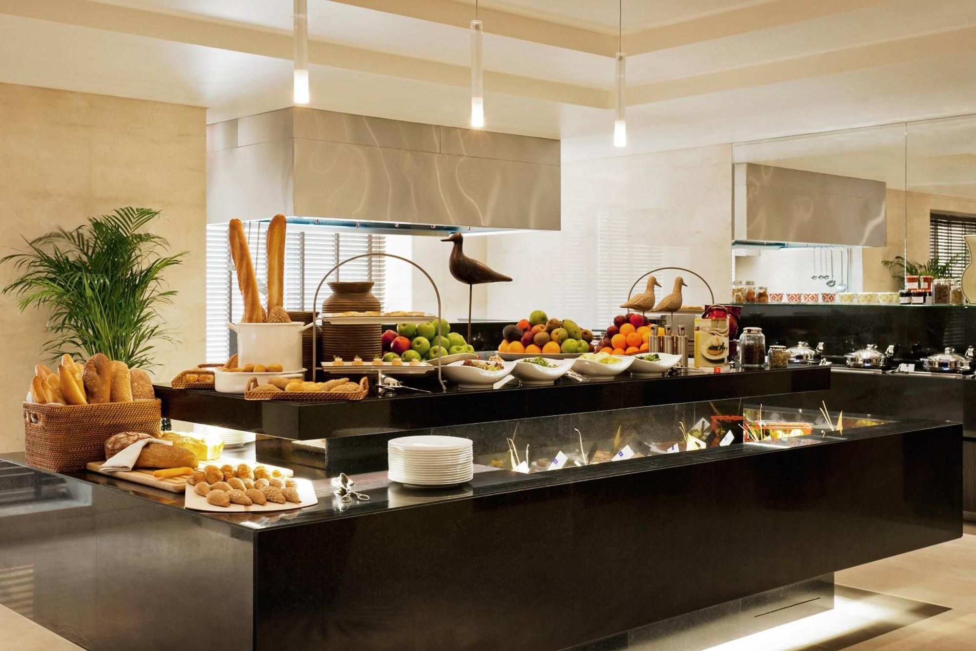 กรอสเวอเนอร์ เฮาส์ อะ ลักชัวรี คอลเลคชั่น โฮเต็ล ดูไบ Hotel ภายนอก รูปภาพ A buffet at a hotel