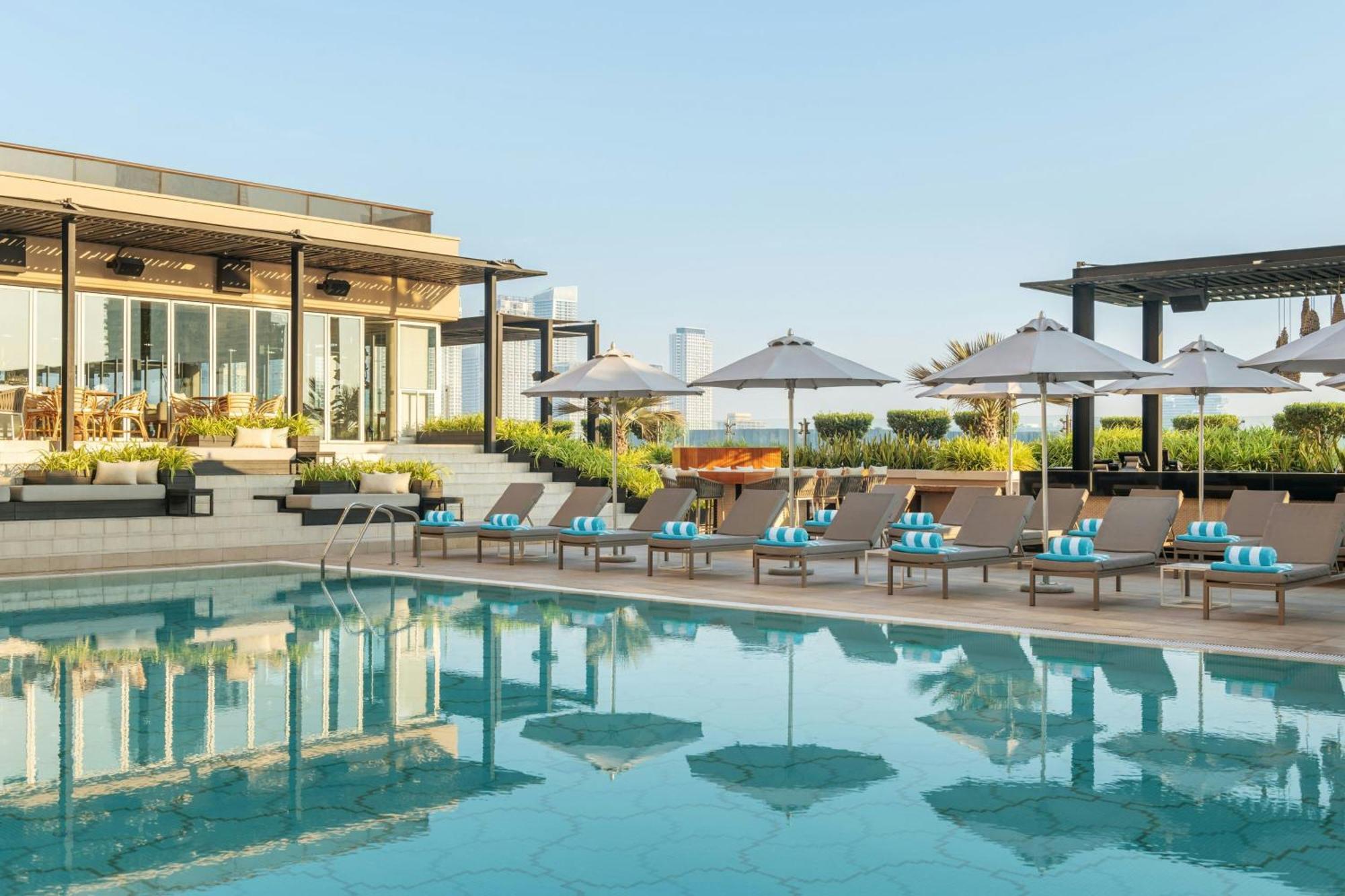 กรอสเวอเนอร์ เฮาส์ อะ ลักชัวรี คอลเลคชั่น โฮเต็ล ดูไบ Hotel ภายนอก รูปภาพ The rooftop pool at the hotel